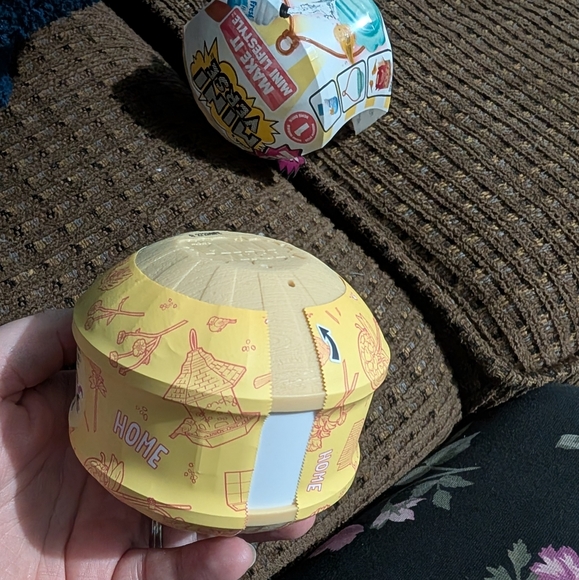 Mini verse Make It Mini Capsule Lifestyle Series 1 - Flamingo Lilies - Picture 3 of 7